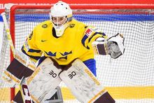 Emma Soderberg (Team Sweden) watching the play and pointing with her trapper